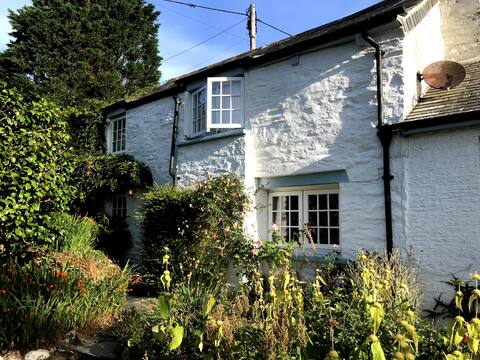Briar fishermans Cottage and garden by the coast
