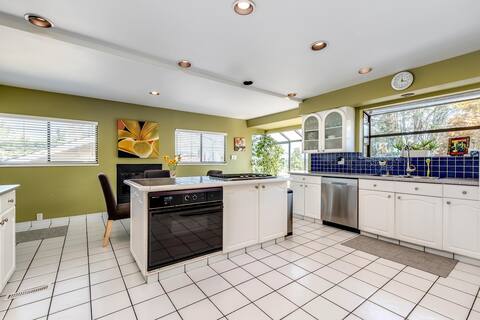 Fun Comfy house with Pool and Hotub