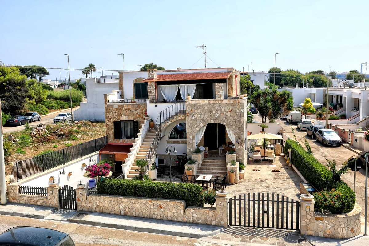 Airbnb performant: Villa Bouganvilleuca sleeps 4 by the sea. à Castrignano Del Capo
