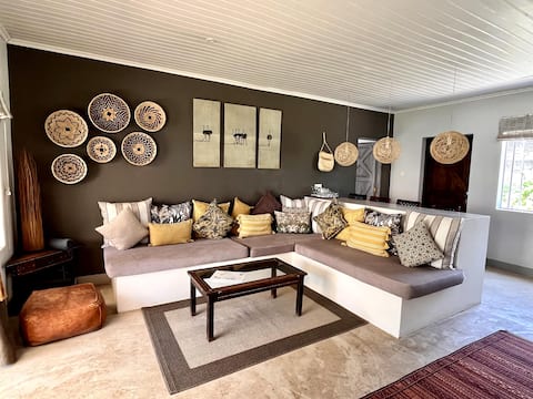 Spacious cottage, private garden, pool, Hells Gate