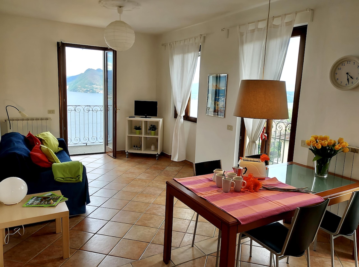 Proprietà Airbnb di successo: A 3rd floor window in Stresa on Lake Maggiore :) a Stresa