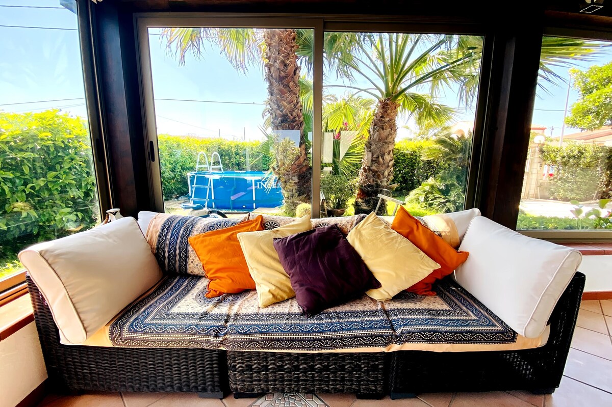 Annonce Airbnb populaire: Live slow: a villa with pool, WiFi and golden sand à Ispica