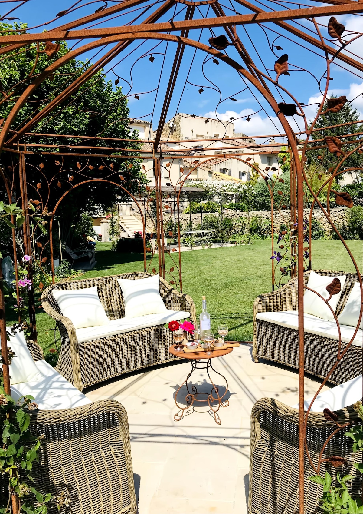 Top performing Airbnb: Charming hideaway in Lourmarin in Lourmarin