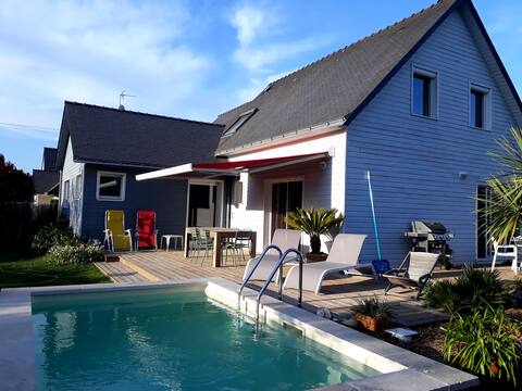 Wooden house with pool 1000m from the beaches.
