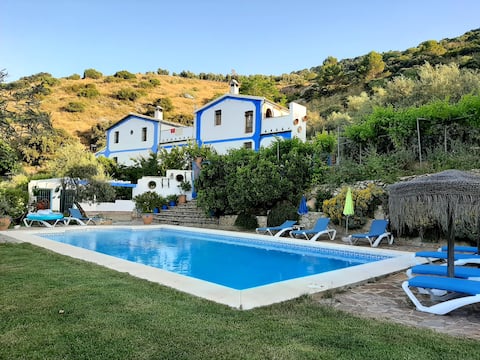 THE LOFT, PRIVATE JACUZZI TERRACE, MOUNTAIN VIEWS, LAKE.
