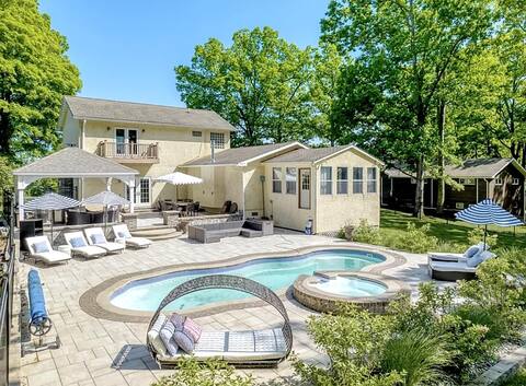 Hot tub, fireplaces, Polar Express and ski slopes!