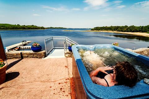 Lakehouse Apartment with Hot Tub and Sauna
