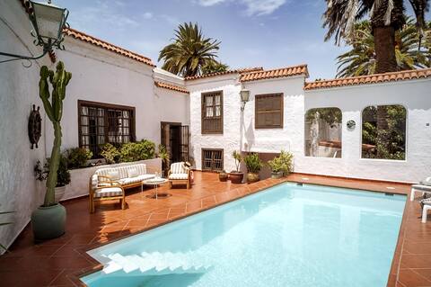 Peaceful villa in the historic city center.