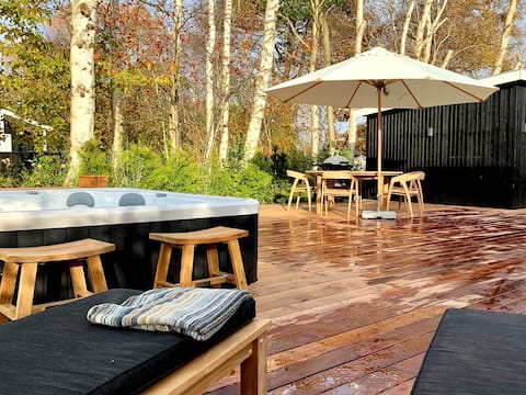 Wellness with outdoor spa, sauna and cold water bucket