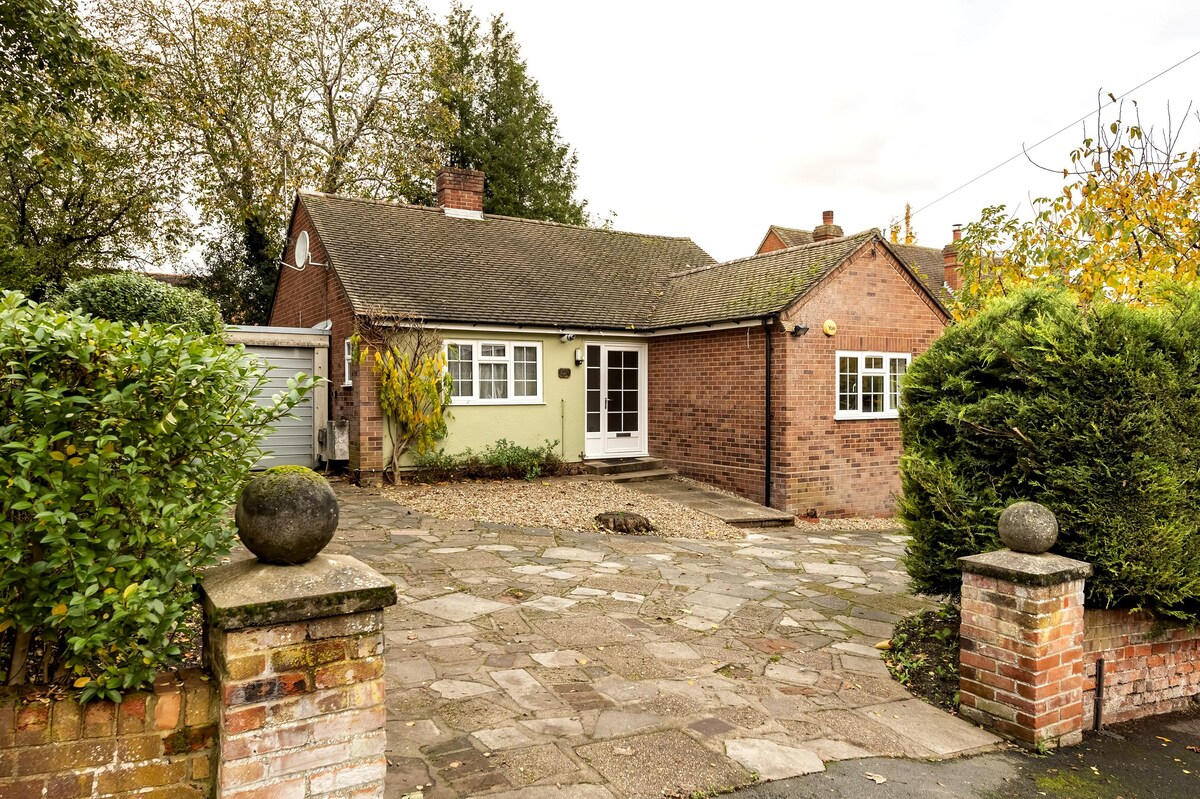 Top Airbnb: Detached Bungalow in Colchester town centre in Myland