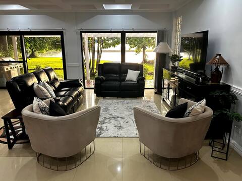 Oceanfront Luxury Oasis: Posh Villa, Pools, Sunset