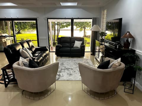 Oceanfront Luxury Oasis: Posh Villa, Pools, Sunset