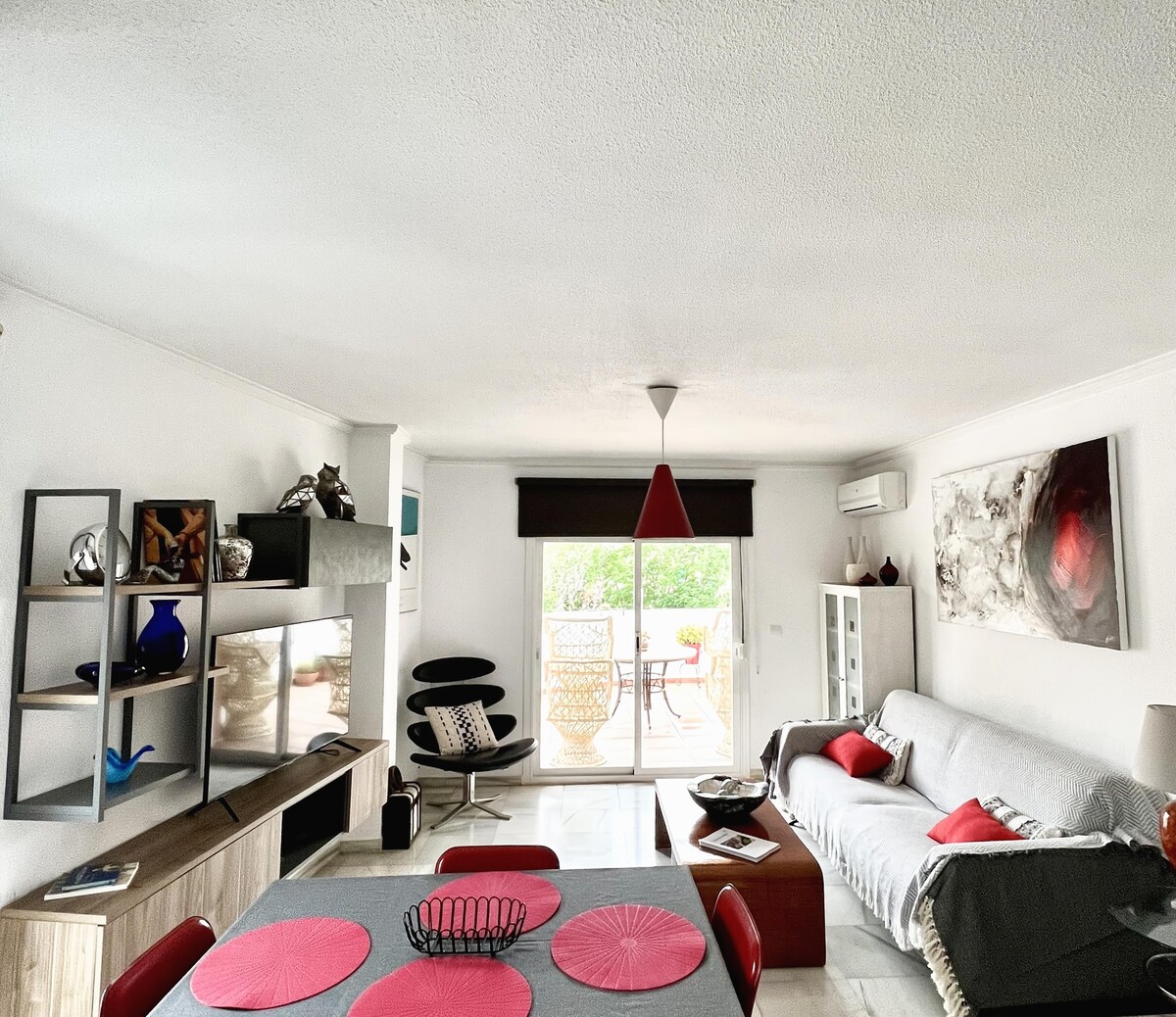 Anuncio de Airbnb popular: Centrally located apartment with a terrace en Torremolinos