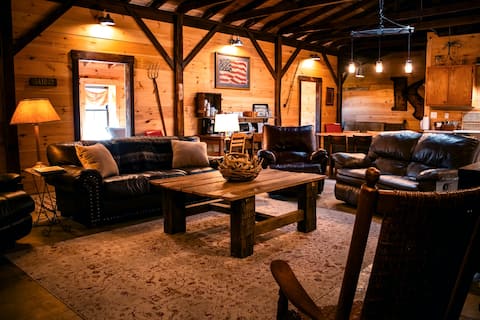 "THE ROOST" Enjoy a unique barn stay!