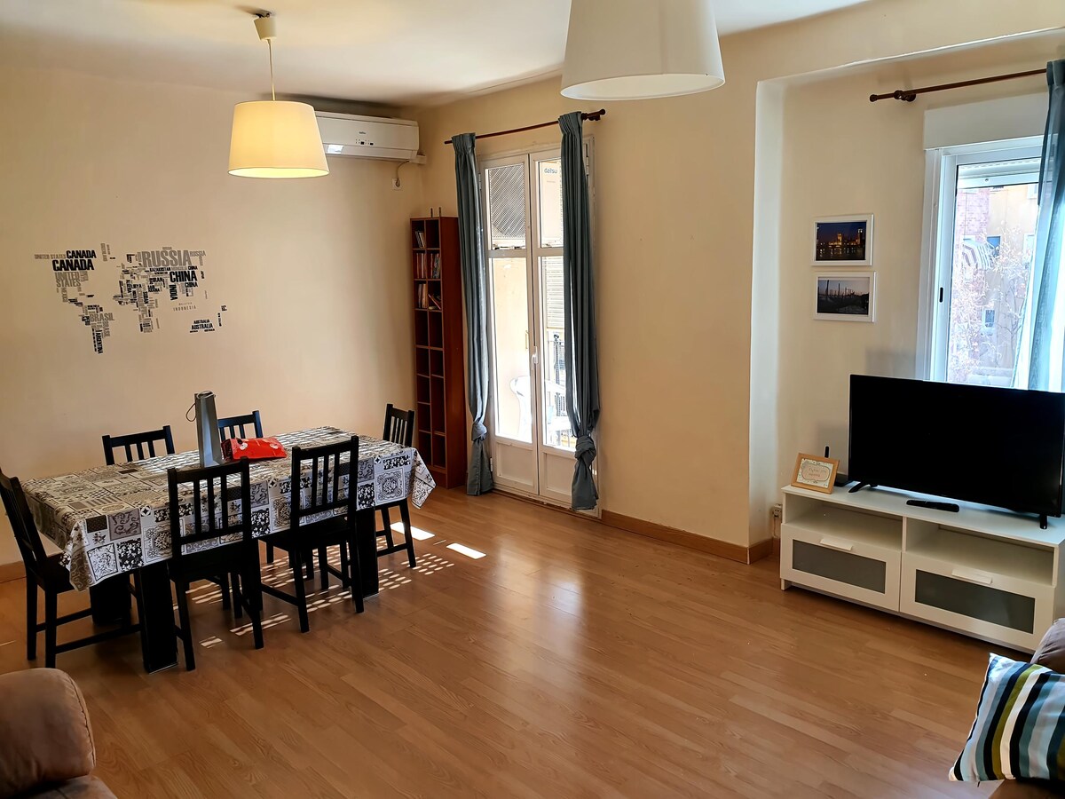 Successful Airbnb property: Spacious and bright apartment in Valencia, Av. Cid in L'olivereta