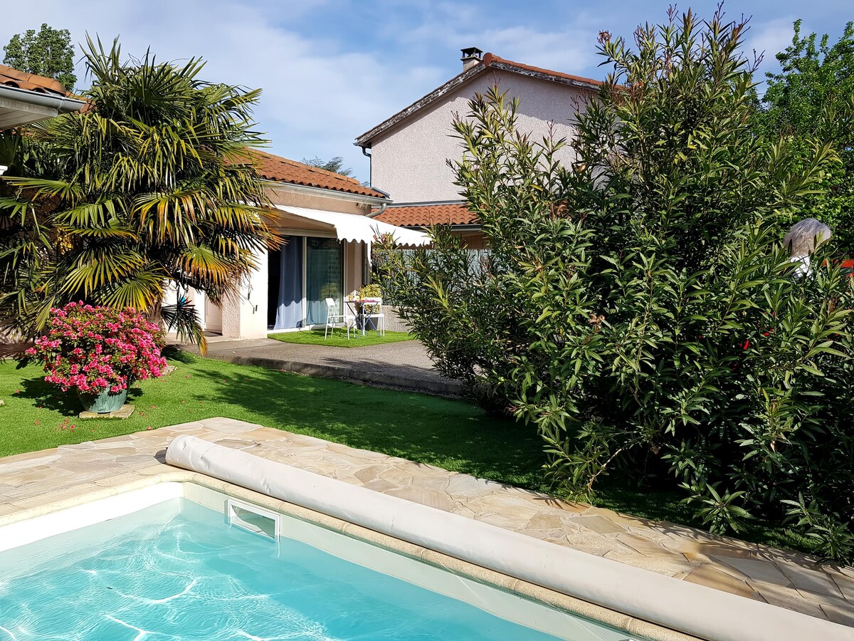 Top Airbnb: Studio on the outskirts of Lyon. Pool. (Eurexpo. Golf) in Saint Priest