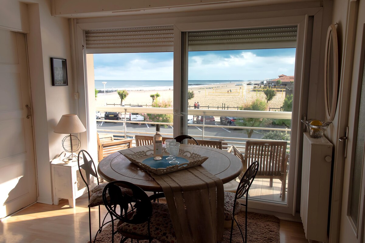 Propriété Airbnb réussie: Cozy 2-bedroom facing the ocean and at the foot of the beaches à Anglet