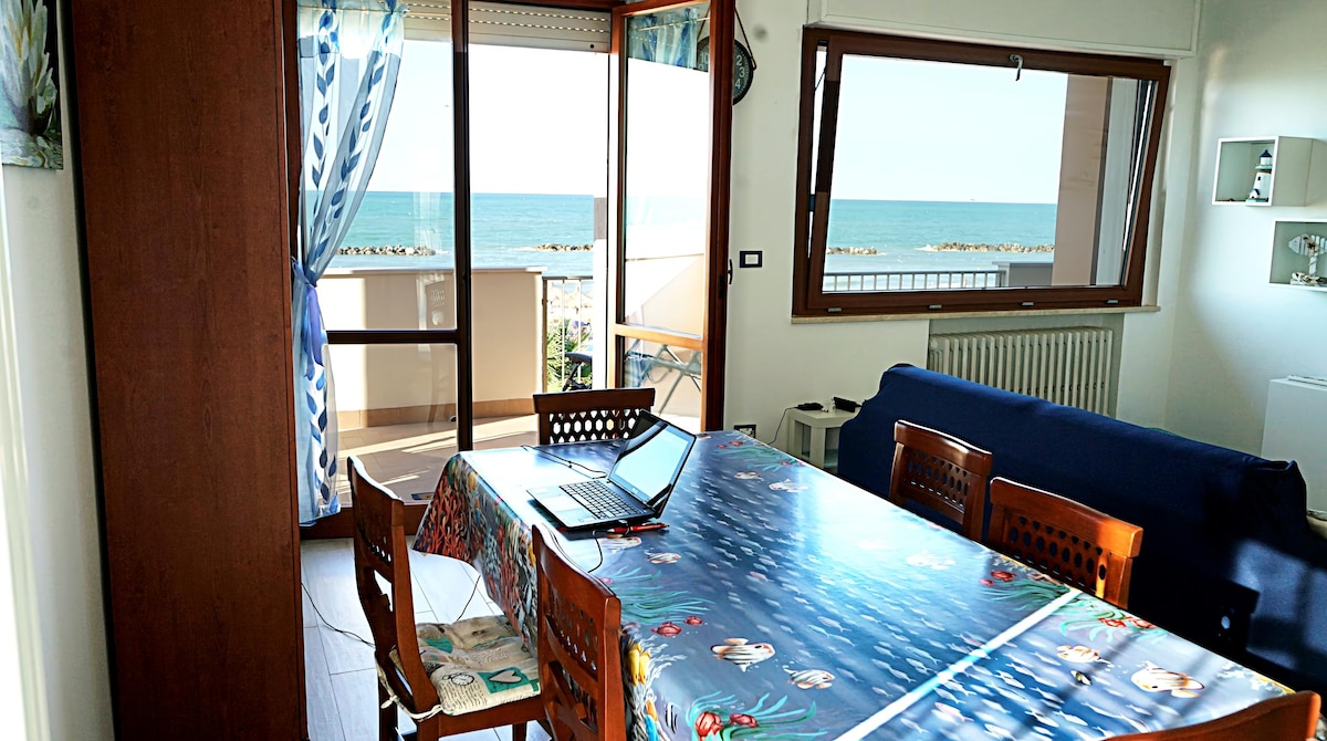 Top Airbnb: Sea view apartment a few meters from the beach en Francavilla Al Mare