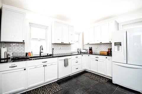 2BR—Lovely 1900s Home—1200sqft—25 Min to Boston