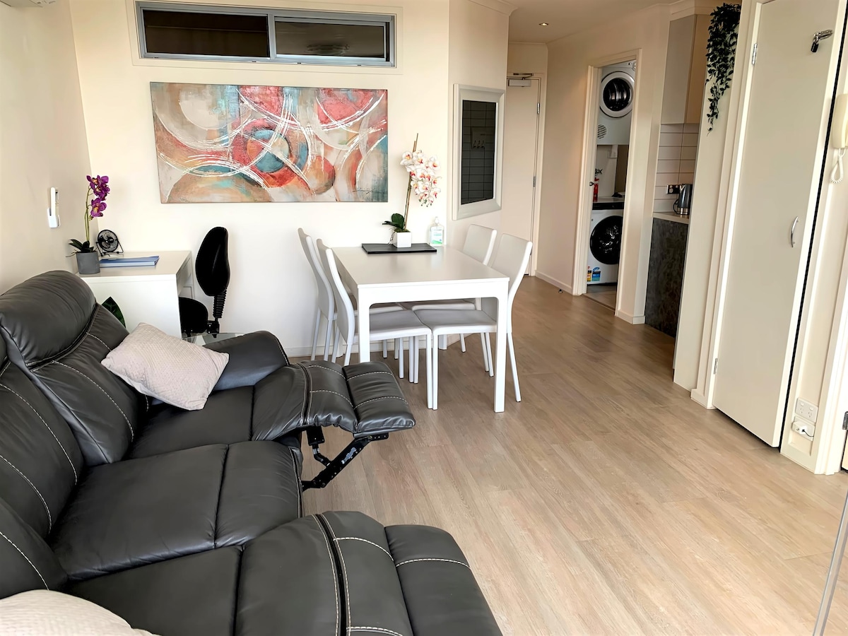 Successful Airbnb property: 2 keys, Onsite Parking, Self Check-in in West Melbourne