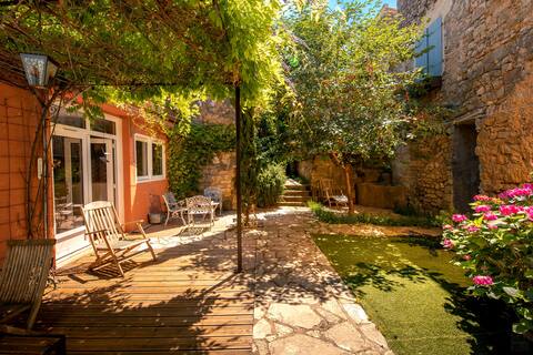Lagrasse Romantic house, enclosed garden, pool