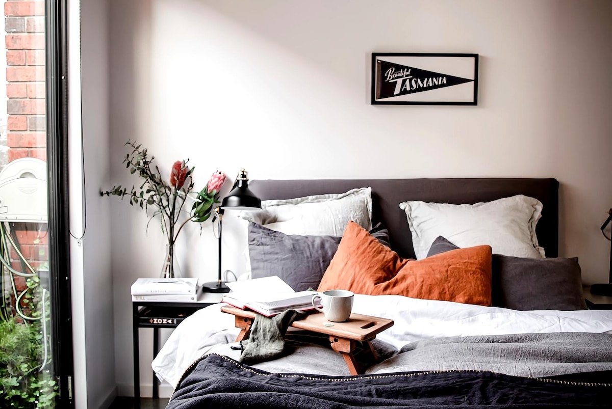 Successful Airbnb property: The Loft at SoHo: Architecture & Views in City Of Hobart