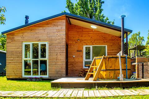 Cabin with its own bathtub 10 min from downtown. MA1