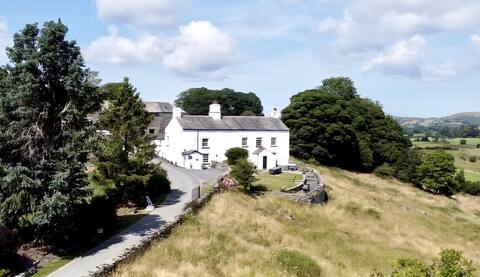 Luxury 7 Bedroom Home Stunning Views & Hot Tub
