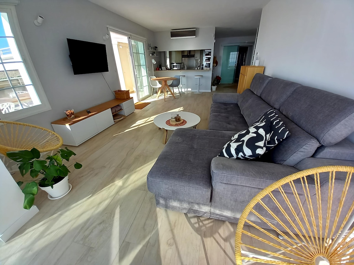 Propiedad de Airbnb exitosa: Spectacular views on the sea front, terraces, pool en Salou