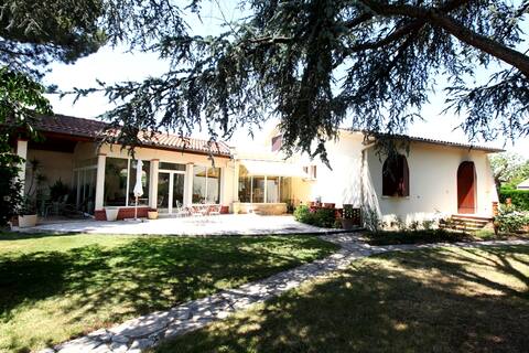 Villa + pool + wooded park 15 minutes from Toulouse