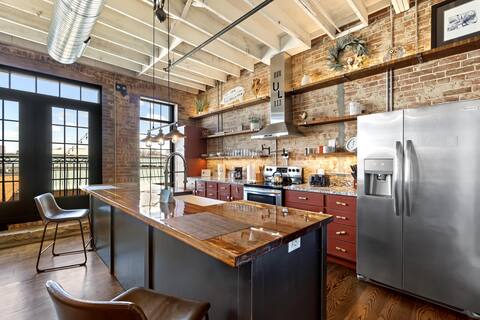 Downtown Urban Loft above Restaurants