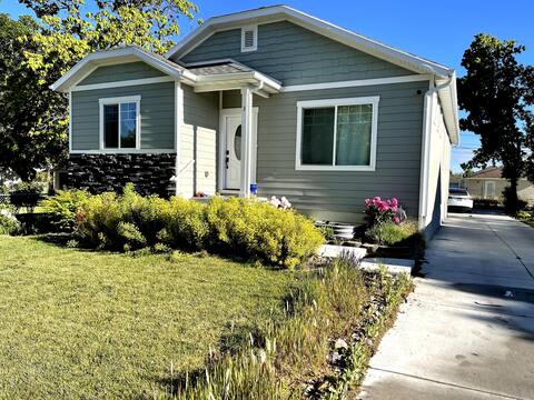 Mountain & City Getaway: 6BR, 2 Kitchens, 3 Bathrm