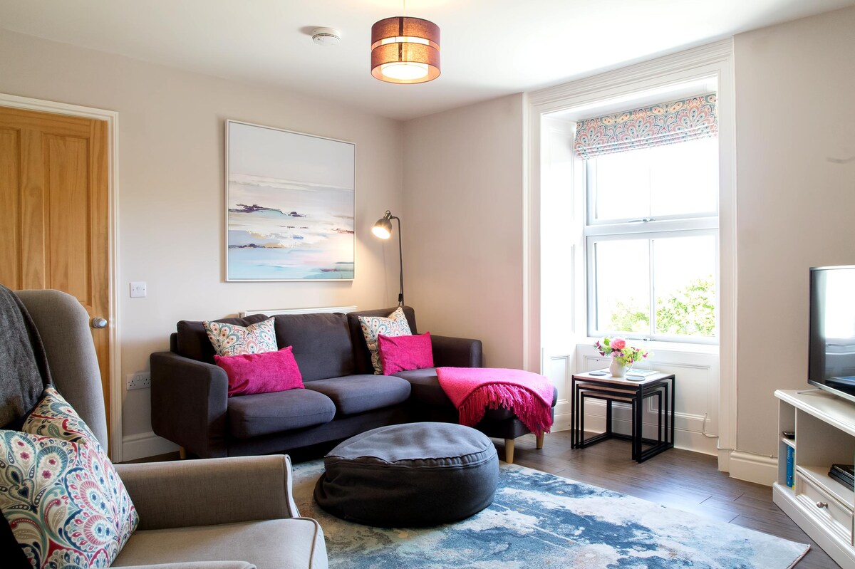 Successful Airbnb property: Enclosed garden, minutes from harbour pubs & beach in Porthleven