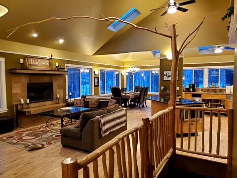 Woodshores Retreat - cozy retreat, hot tub, Lk MI