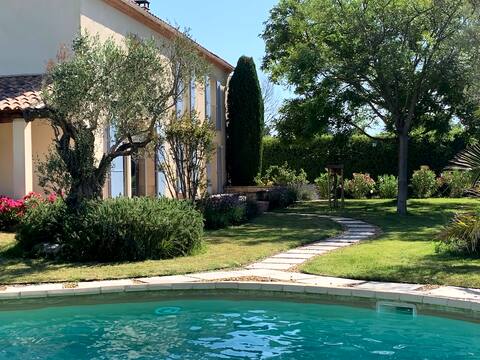 Secluded airy luxury Provençal bâtisse superb pool