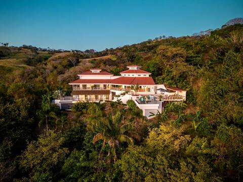 Luxury villa overlooking the Pacific with chef.