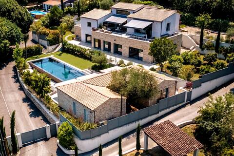 Luxury Villa, Pool House & 15m Pool, for Families