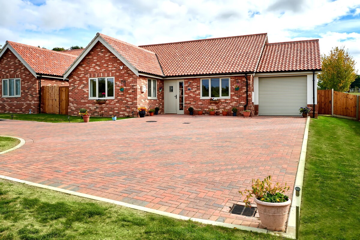 Successful Airbnb property: New beautiful bungalow in Mendham with hot tub in Suffolk