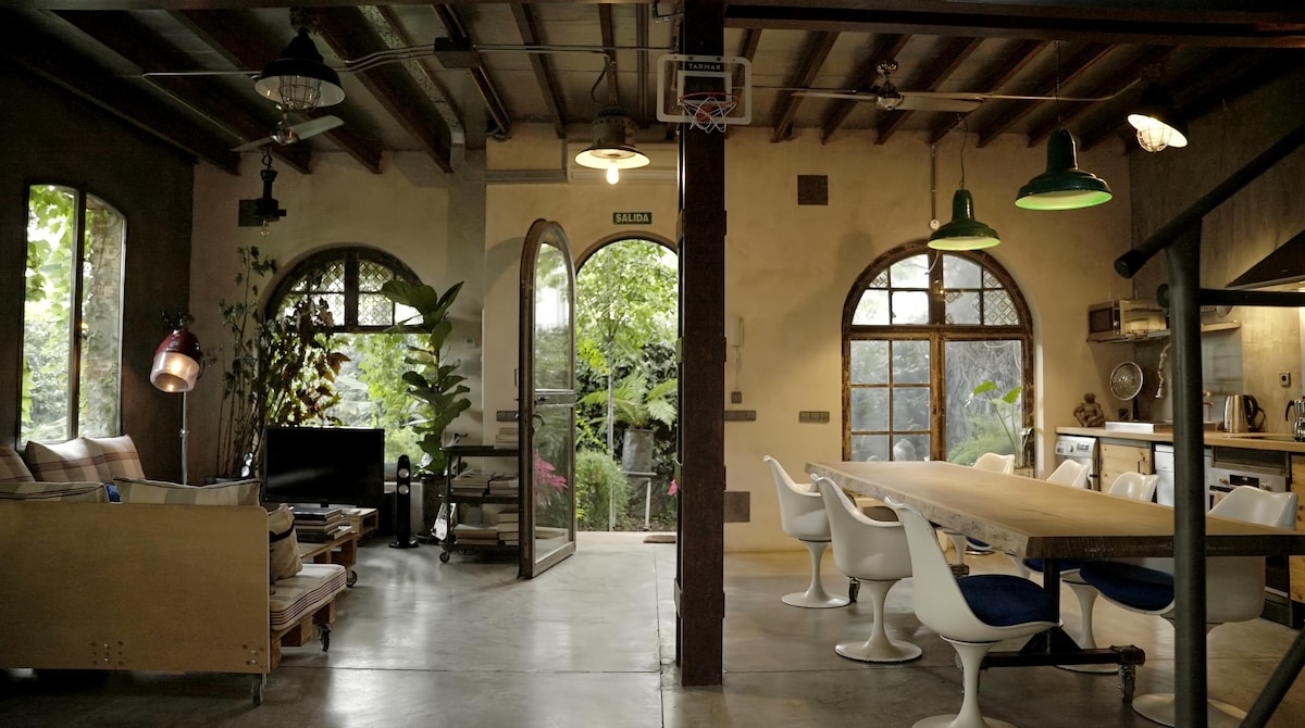 Popular Airbnb listing: Retiro Park Industrial House in Retiro