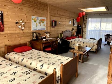 Private family room near the airport