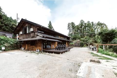 One hour and half from the city center.An old house with a stunning view that Tanzawa Mountain is ri