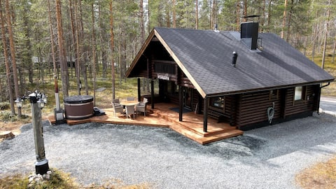 Lakeside Log cabin with hot tub, 6 persons