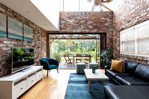 The Loft House- walk to the beach and cafes