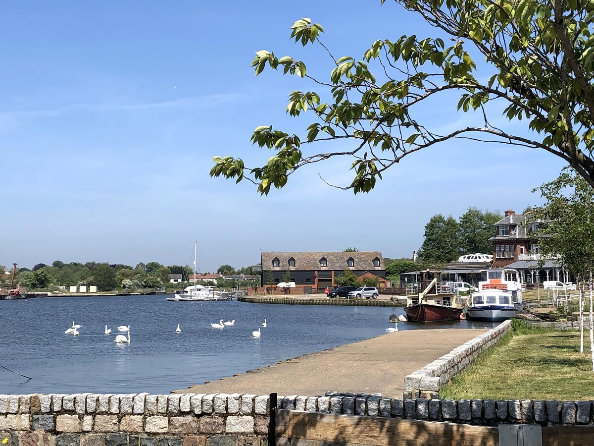 Top Airbnb: Swan View. A diamond in the heart of Oulton Broad. in Suffolk