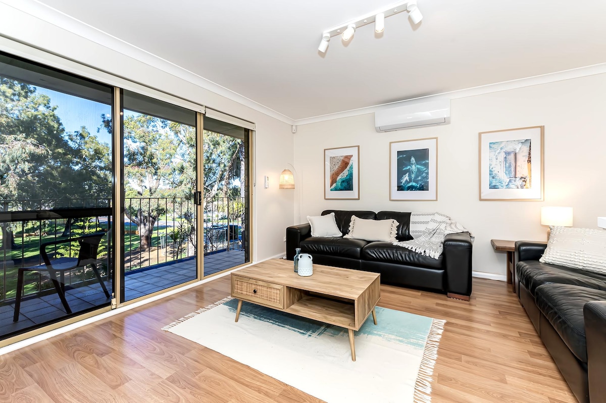 Top performing Airbnb: Coastal Comfort. 1 King, 2 Queen beds. Park Views in Scarborough