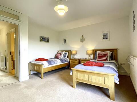 Spacious & stylish holiday home, sea views!