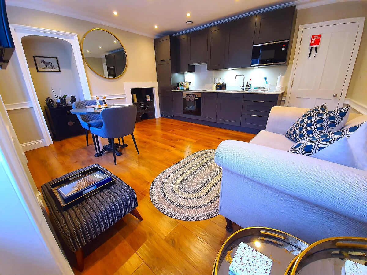 Top Airbnb: Stunning Bath Milsom St Apartment - Centre of City in Charlcombe