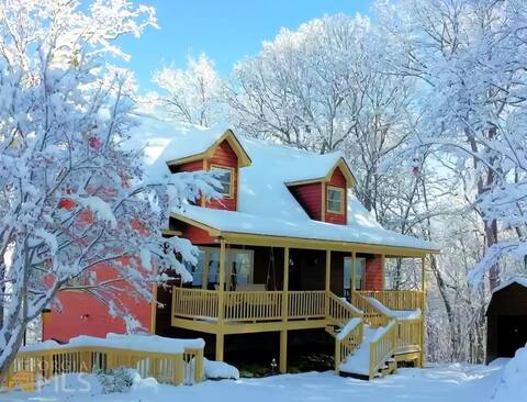 Mountain views, Hot Tub, Fireplace, 2 King Beds!