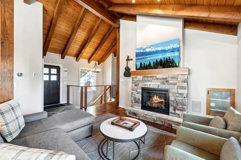 The Treehouse: HotTub, Games, EV Charger, High-end