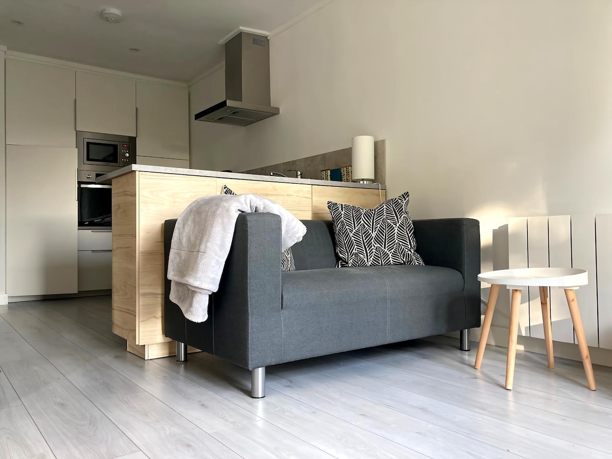 Popular Airbnb listing: Little Barn with parking & EV charging in Fowey